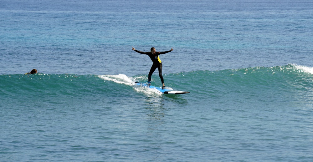 Couple surf lessons