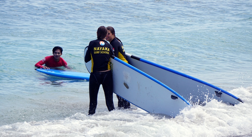 Couples surf lessons