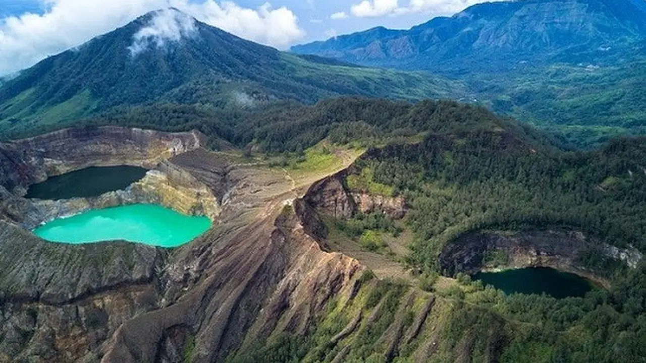 Kelimutu three color lake